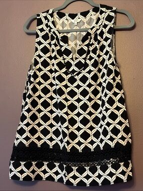 Crown and Ivy Black & White Geometric Sleeveless Top with Black Lace size Large